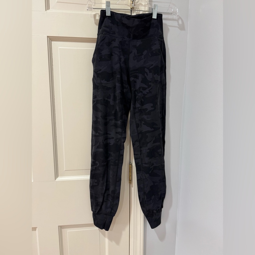 Lululemon sz 2 camo pants with pockets. Cover shot best view of color